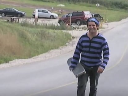 Ignacio Echeverría, el héroe del monopatín del atentado de Londres, en una captura de vídeo.