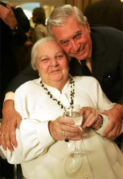 Mario Vargas Llosa y Carmen Balcells.