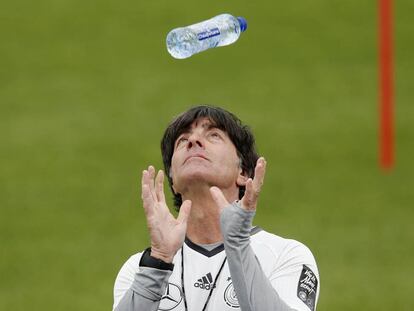 Joachim Löw juega con una botella de agua durante el entrenamiento de Alemania.