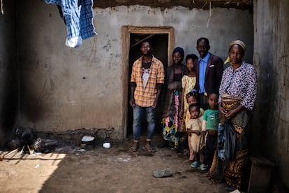 Hosea Kombe (padre) y Mwamini Maombi (madre) en la entrada de su casa en Dzaleka. Llegaron hace cinco años de la RDC. 