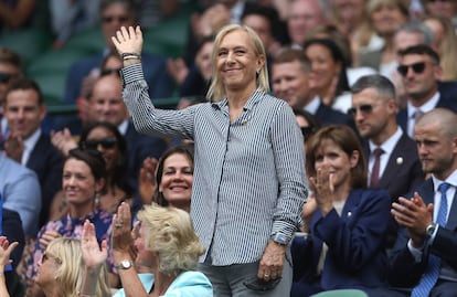 Navratilova saluda al público de Wimbledon, hace tres semanas en Londres.