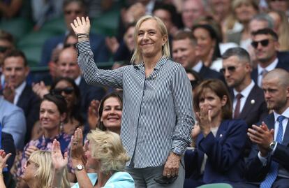 Navratilova saluda al público de Wimbledon, hace tres semanas en Londres.