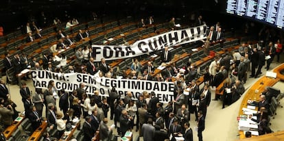 Deputados estendem faixa contra Cunha na Câmara.