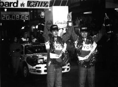 Sainz (derecha) y su copiloto Luis Moya celebran la victoria conseguida en el RAC de Gran Bretaña, logrando su segundo título del campeón del mundo de 'rallies', el 25 de noviembre de 1992.