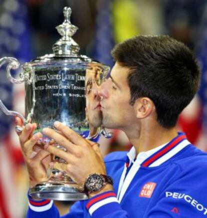 Djokovic besa el trofeo del US Open.