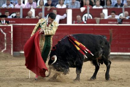 Emilio de Justo, en el inicio de un pase de pecho.