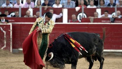 Emilio de Justo, en el inicio de un pase de pecho.