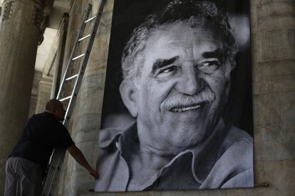 Un gran retrato de García Márquez en la entrada del Palacio de Bellas Artes de Ciudad de México donde se celebrarán los actos póstumos en honor al autor colombiano.