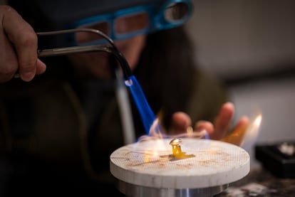 Assumpta Bou trabajando una semilla de oro en su taller de Barcelona.