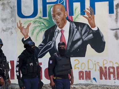 Varios policías junto a un mural del presidente haitiano Jovenel Moïse cerca de su residencia.