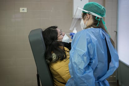 Centro de atención primaria del El Raval, en Barcelona, donde se realizan pruebas de la covid.