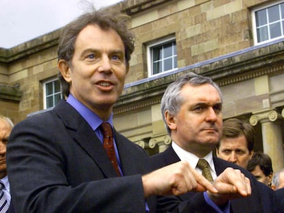 El exprimer ministro del Reino Unido Tony Blair (izquierda) y el de Irlanda Bertie Ahern, en 1998.