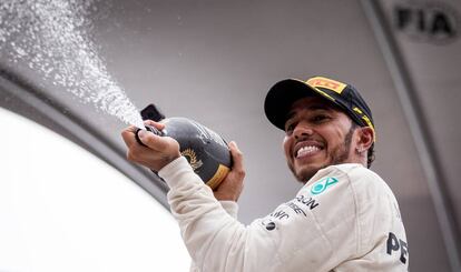 Hamilton celebra su triunfo en el podio de Brasil.