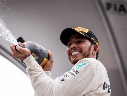 Hamilton celebra su triunfo en el podio de Brasil.