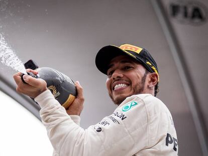 Hamilton celebra su triunfo en el podio de Brasil.