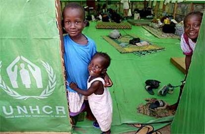 Niños refugiados de las guerras de Liberia y Sierra Leona, en un campo de ACNUR abierto ayer en Costa de Marfil.