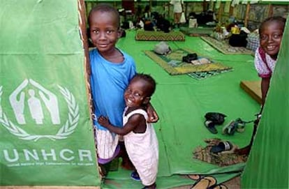 Niños refugiados de las guerras de Liberia y Sierra Leona, en un campo de ACNUR abierto ayer en Costa de Marfil.