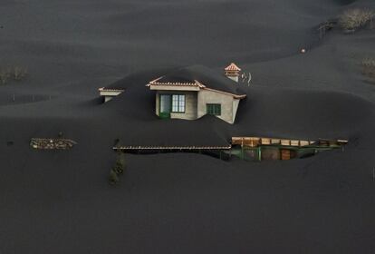 Imagen area de una casa cubierta por lava y ceniza del volcn de La Palma desde Las Manchas, el 1 de noviembre. En total, 1.576 edificaciones que han sido arrasadas por la erupcin, segn el recuento del catastro.