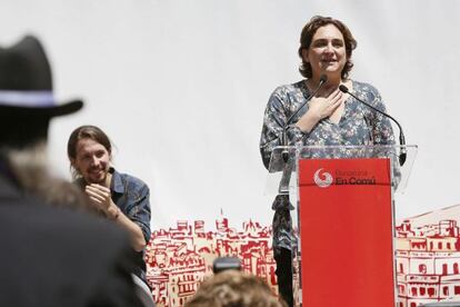 La candidata de Barcelona en Com&uacute;, Ada Colau, y el secretario general de Podemos, Pablo Iglesias, durante le mitin.