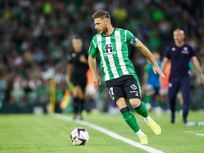 Joaquín conduce el balón en el último amistoso del Betis ante la Fiorentina.