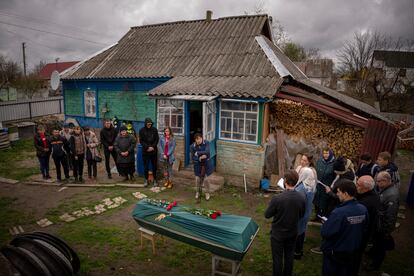 Amigos y familiares se reúnen en la casa de Mikola Moroz, de 47 años, para celebrar su funeral, en el pueblo de Ozera, cercano a Bucha, al noroeste de Kiev. Mykola fue capturado por las fuerzas rusas el 13 de marzo y no se sabía nada de él desde entonces. Finalmente, lo encontraron muerto a tiros a 15 kilómetros de su casa. 