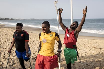 Los miembros de la Asociación Deportiva de Amputados de una Pierna rompen a cantar por un nuevo jugador que acaba de ingresar en el equipo, en Freetown, el 16 de abril de 2022.  