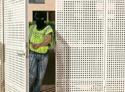 Un agente sale del piso de ETA registrado en Logroño