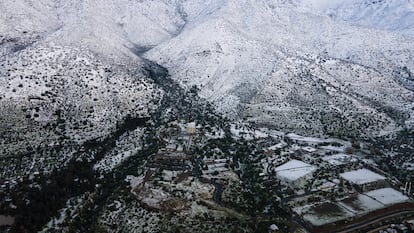 La Cordillera de los Andes repleta de nieve, vista desde la comuna de Las Condes.