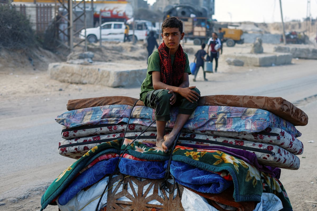 Huir de Ciudad de Gaza aunque haya que dormir en la playa o en la carretera: “Morirán bajo los bombardeos israelíes si no logran salir”