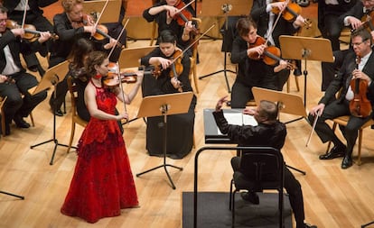 La violinista Hilary Hahn (de pie) y el director Mikko Franck (sentado y de espaldas) junto a varios integrantes de la Philharmonique de Radio France, ayer en Zaragoza.