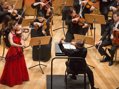 La violinista Hilary Hahn (de pie) y el director Mikko Franck (sentado y de espaldas) junto a varios integrantes de la Philharmonique de Radio France, ayer en Zaragoza.