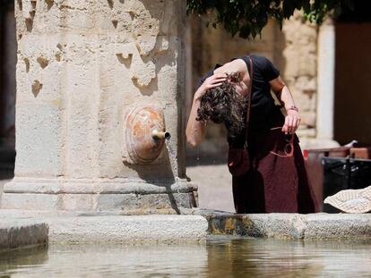 Una mujer se refresca en la mezquita de Córdoba este sábado. 