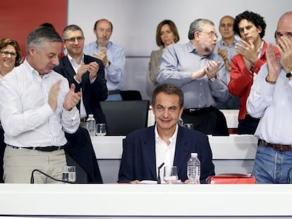 José Luis Rodríguez Zapatero flanqueado por Manuel Chaves y José Blanco, en el comité federal