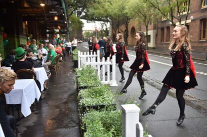 Unas mujeres realizan un baile irlandés para los clientes del Mercantile, el pub irlandés de mayor tradición de Australia en The Rocks, en Sídney (Australia).