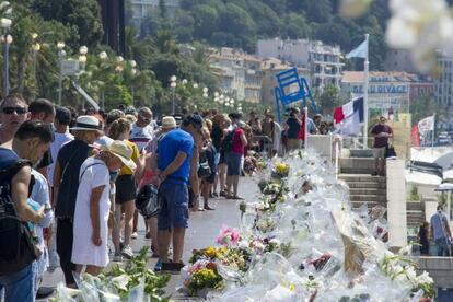 Multitud de personas ante flores y velas por las v&iacute;ctimas del atentado de Niza. 