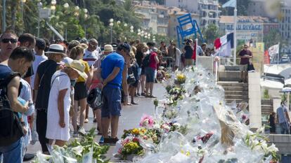 Multitud de personas ante flores y velas por las v&iacute;ctimas del atentado de Niza. 