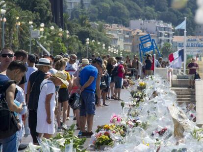 Multitud de personas ante flores y velas por las v&iacute;ctimas del atentado de Niza. 