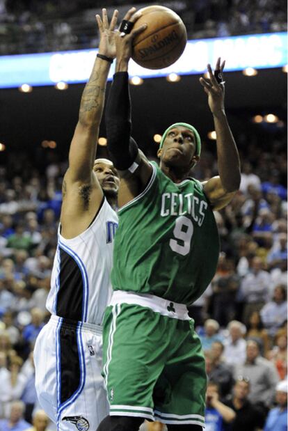 El jugador de los Celtics de Boston Rajon Rondo supera a Jameer Nelson, de los Magic de Orlando.