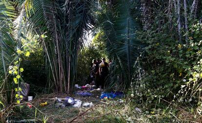 Nesta quinta-feira, policiais examinam a fazenda onde dez posseiros foram mortos.