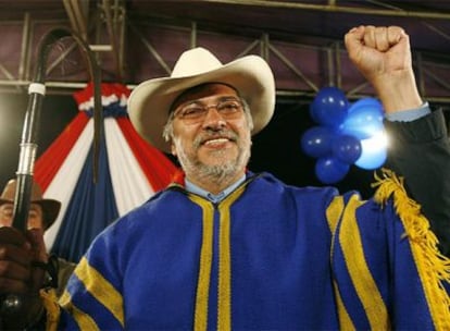 El candidato presidencial Fernando Lugo saluda a sus seguidores en un acto electoral.