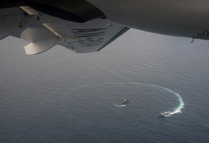 Control por parte de la Armada de Ecuador de los buques de pesca que operan junto a las aguas de las islas Galápagos.