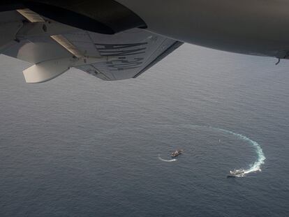 Control por parte de la Armada de Ecuador de los buques de pesca que operan junto a las aguas de las islas Galápagos.