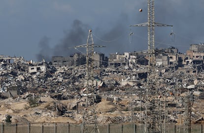 Viviendas en ruinas en la franja de Gaza, vistas desde el lado israelí de la frontera.