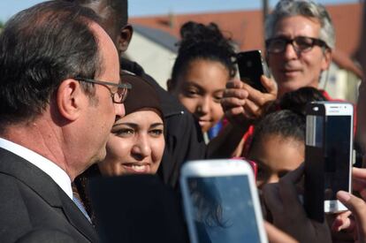 El presidente François Hollande inauguró el ciclo escolar con una visita a la escuela secundaria Jean Rostand, en Orleans. A finales de julio, el gobierno aprobó un nuevo protocolo de seguridad para las escuelas que incluye hacer tres simulacros de atentado al año, incluyendo uno en el que un supuesto terrorista entre al colegio.
