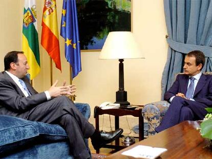 El jefe del Ejecutivo de La Rioja, Pedro Sanz, y el presidente del Gobierno, Rodríguez Zapatero, en La Moncloa.