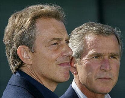 Tony Blair y George Bush, a la llegada a Camp David, anoche, del primer ministro británico.