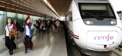 Viajeros en la estaci&oacute;n de RENFE Indalecio Prieto de Bilbao.