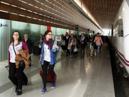 Viajeros en la estaci&oacute;n de RENFE Indalecio Prieto de Bilbao.