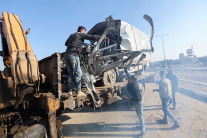 Unos hombres retiran un camión de la UNRWA destrozado por un bombardeo israelí, en Deir al Balah (Gaza), el pasado 23 de septiembre.