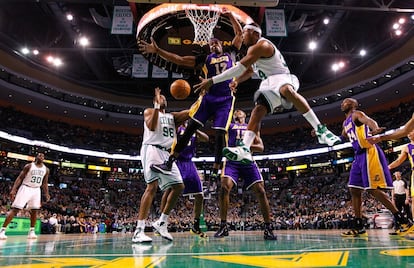 Paul Pierce asiste a su compañero Jason Collins ante Howard.